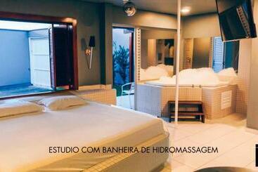 Champagne Motel By Drops