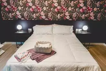 Bed and Breakfast Artists  Nest