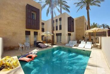 تختخواب و صبحانه Nayah Boutique Stays