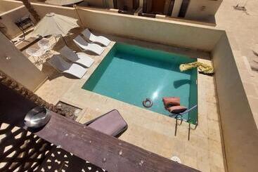 تختخواب و صبحانه Nayah Boutique Stays