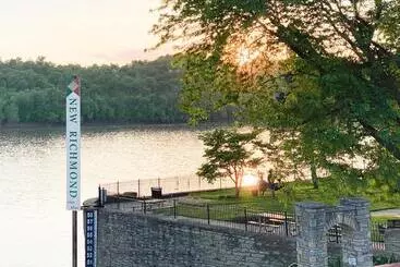 アパートホテル Historic New Richmond Ohio Riverfront