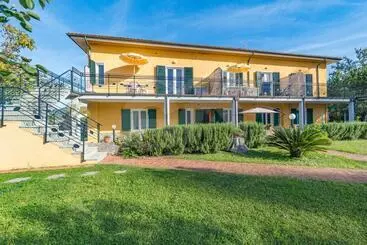 アパートホテル Residence Gli Olmi   Goelba