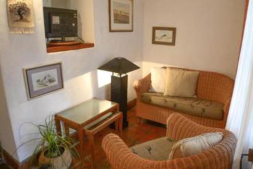 בית מלון כפרי Old Thatch Lodge