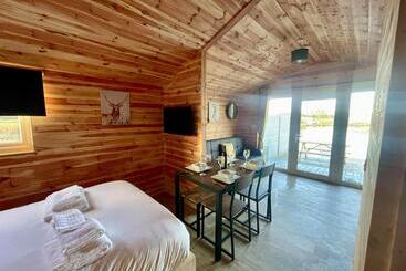 אתר נופש Lakeside Fishing Retreats