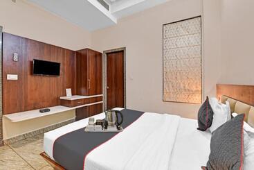 Collection O 70296 Hotel Sarover