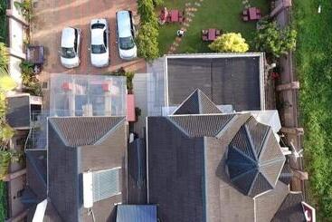 בית מלון כפרי Pent House Inn Namugongo