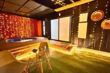 Hotelli Alojamiento En Villa Alemana Golden House Con Opción A Uso De Jacuzzi