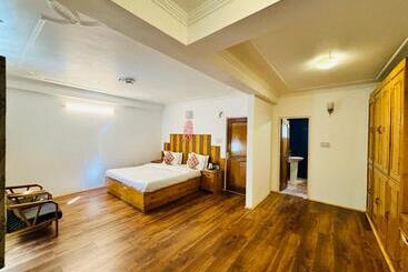 تختخواب و صبحانه The Mystical Cascade Villa