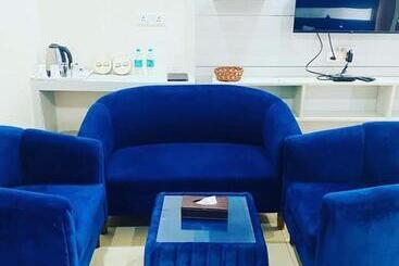 هتل Hsr Klyde Suites