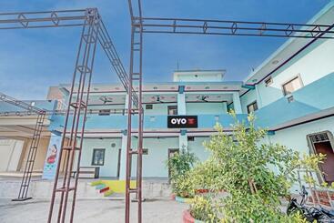 בית מלון כפרי Oyo Flagship Mangalam Party Lawn