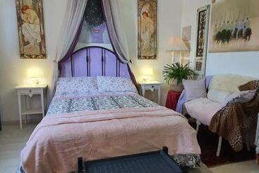 پانسیون Suite In House.