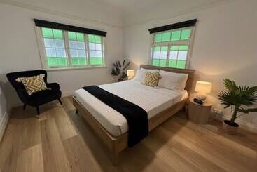 Отель Sans Souci Apartments