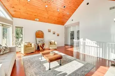 コテージ Deck & Lake View: Spacious Long Pond Home!