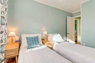 Mökkimajoitus Wolcott Home W/ Deck: Near Connecticut Attractions