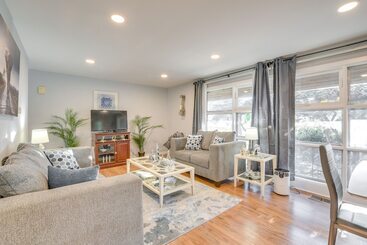 קוטג'' Country Club Hills Home: Walk To Rec Center!