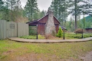 Mökkimajoitus Cozy, Historic Wolf Creek Cabin Near Hiking