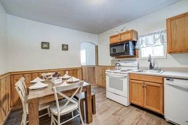 Сельский дом Jones Mills Vacation Rental: Near Skiing & Hiking!