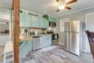 Lovely Smoky Mountain Cottage W/ Deck + Views!