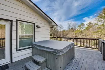 Mökkimajoitus Luxe Highlands Haven W/ Fire Pit + Hot Tub!