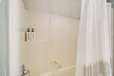 بيت ريفى Oceanfront Moclips Retreat W/ Beach Access & View!