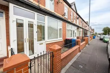 Residenssi Charming 4 Bed Guest House In Salford