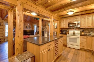 Сельский дом Secluded Cresco Log Cabin W/ Fire Pit!