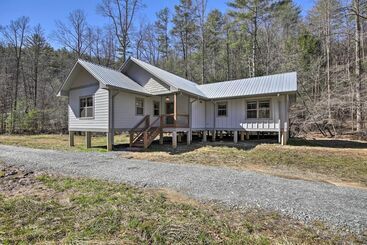 بيت ريفى Airy Ellijay Home W/ Spacious Creekside Deck!