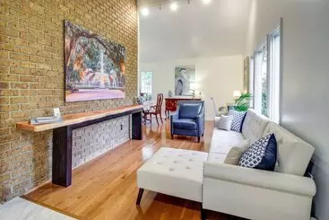 Mökkimajoitus Chic Georgia Abode W/ Lounge Living: Near Beaches!