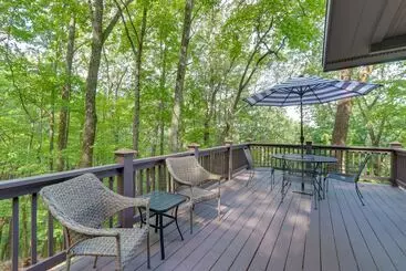 Mökkimajoitus Gorgeous Ellijay Cabin: Private Hot Tub + Fire Pit