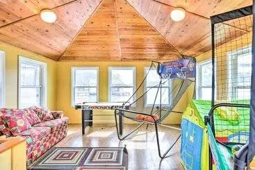 Mökkimajoitus Lakefront Retreat With Private Docks & Gazebo!