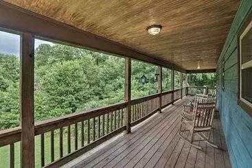 Mökkimajoitus Mountain View Cabin W/ Hot Tub, Near Lake Chatuge!