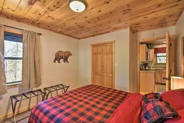 Mökkimajoitus Spacious Cabin W/ Furnished Deck + Hot Tub!