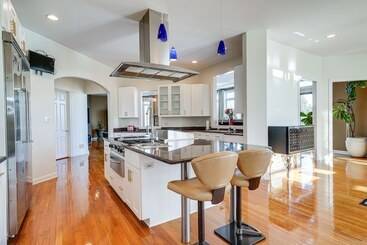 קוטג'' Stunning Mokena Home W/ Pool + Deck W/ Lake View!