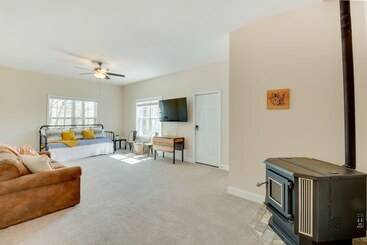 별장 Stunning Rabun Gap Home W/ Deck & Mountain Views!