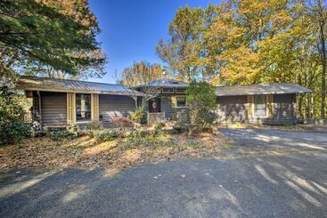Сельский дом Tree Top Cabin W/ Game Room & Mountain Views!