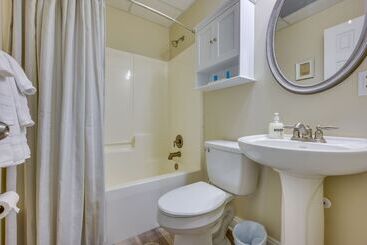 קוטג'' Waterfront Eatonton Escape W/ Private Hot Tub!