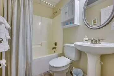 Mökkimajoitus Waterfront Eatonton Escape W/ Private Hot Tub!