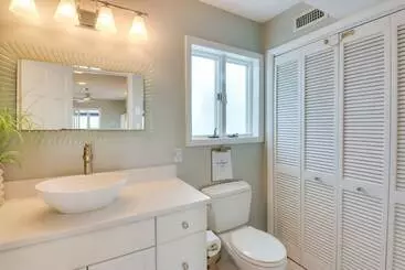 Mökkimajoitus Beachy Maryland A Frame: Steps To Chesapeake Bay!