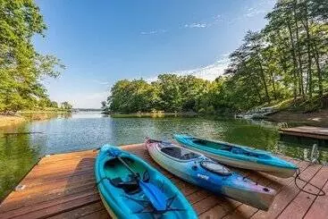 Mökkimajoitus Emerald Cove Chalet  On Douglas Lake W/ Hot Tub!