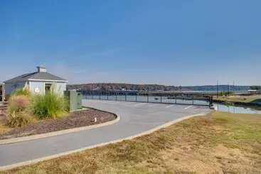 Lake Access & Boat Slip: Greenwood Cottage!