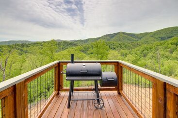 بيت ريفى Luxury Sevierville Cabin W/ Private Hot Tub!