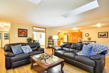 Mökkimajoitus Milwaukie Home W/ Covered Porch: Dogs Welcome!