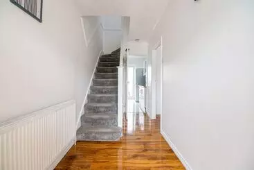 Residenssi Impeccable 3 Bed House In Abbeywood