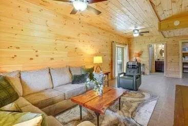 コテージ Rustic Laurelville Cabin W/ Hot Tub & Sauna!