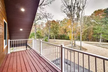 Dom wiejski Spacious + Serene Camdenton Home W/ Hot Tub!