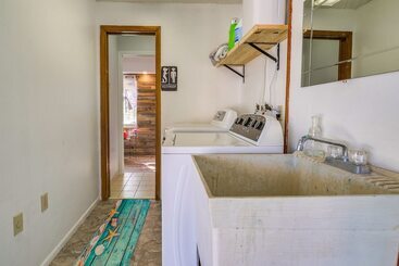 Dom wiejski Waterfront Florida Escape W/ Deck & Private Dock!