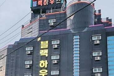 Buantreehotel Blackhouse