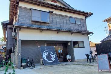 پانسیون 鷹とあそべる海辺のカフェ&ゲストハウスことひ