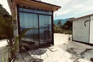 هتل کپسول Azul Rosa Party Lodging
