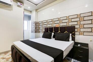 Oyo Flagship Hotel M. R Galaxy